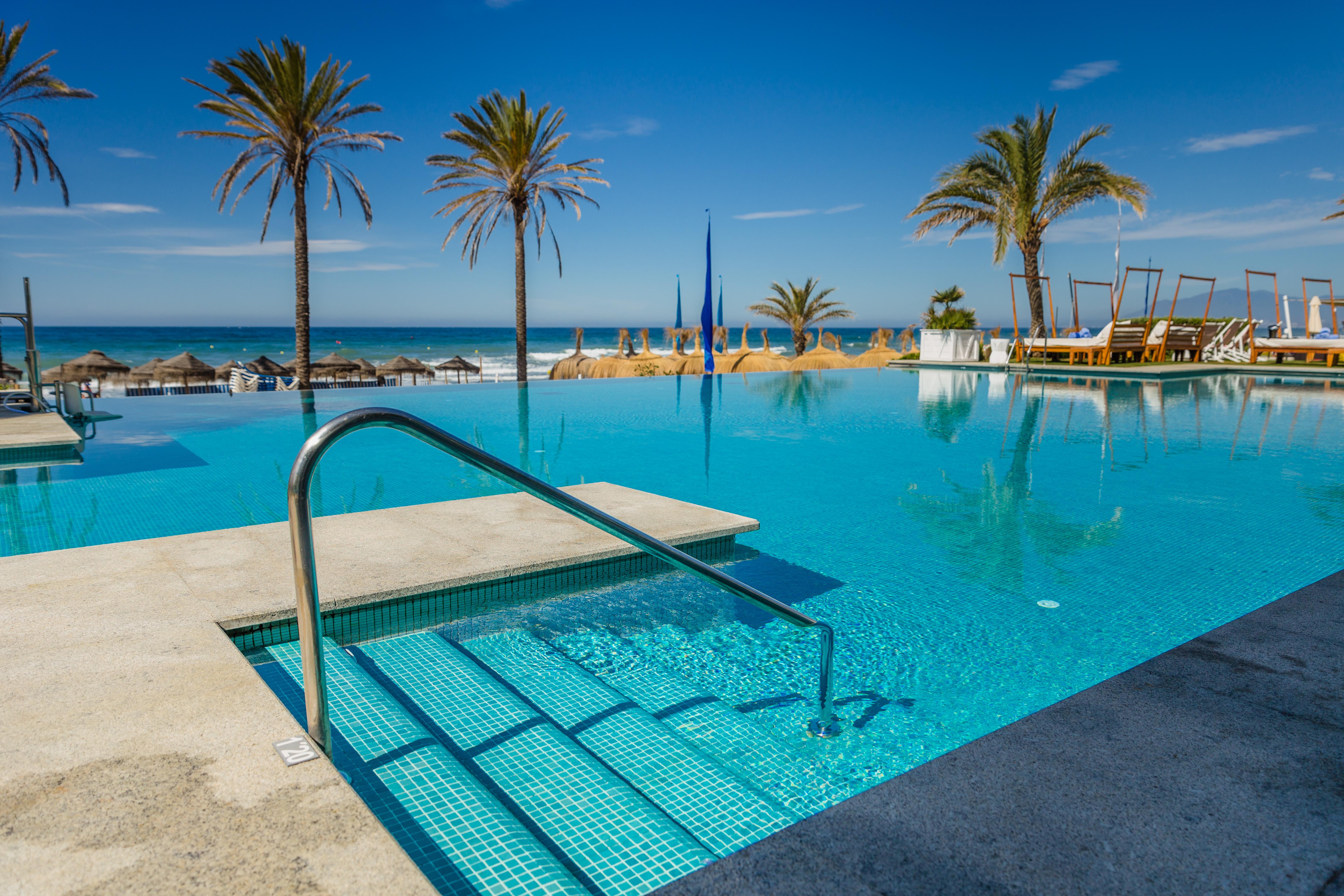 Vincci Seleccion Estrella Del Mar Ξενοδοχείο Μαρμπέλλα Εξωτερικό φωτογραφία Infinity pool at a hotel in Benidorm, Spain